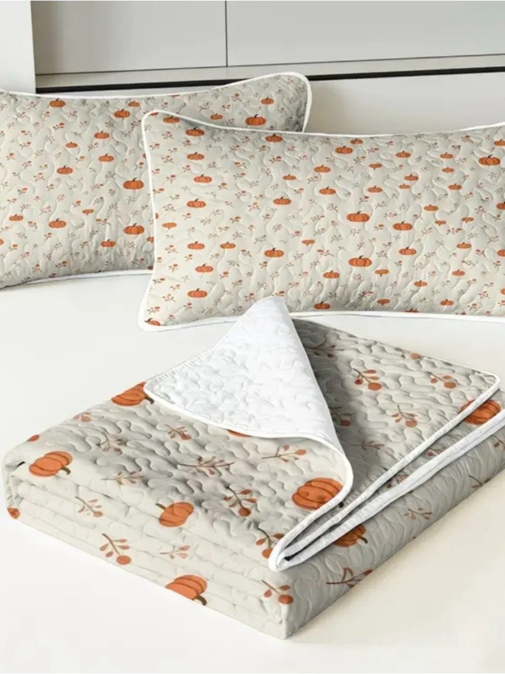 Pumpkin Print Quilted Bedspread Set - White & Orange